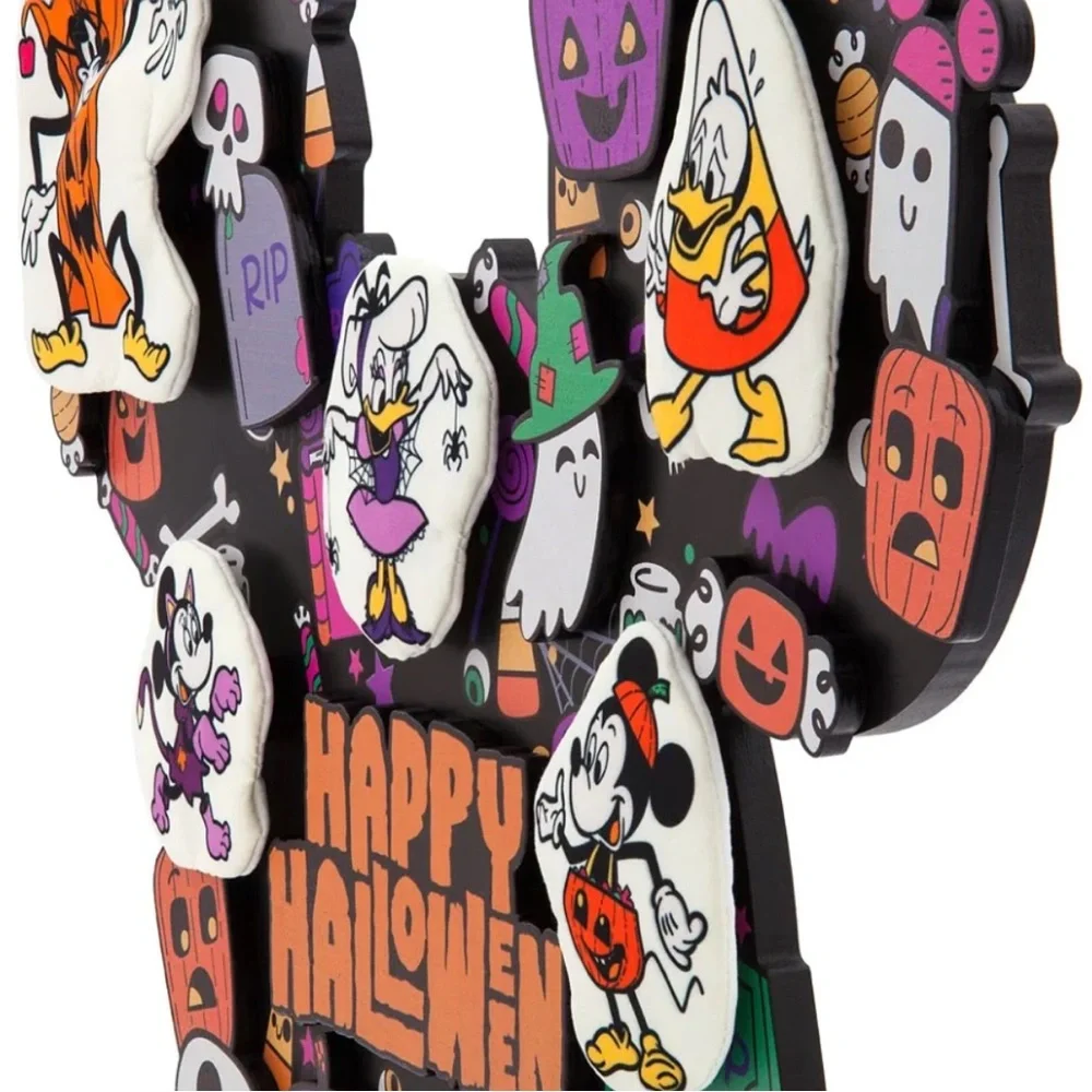 Disney Parks 2022 Mickey Mouse and Friends ''Happy Halloween” Door Wreath NEW